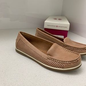 Naturalizer tan loafers, size 6.5, NWT